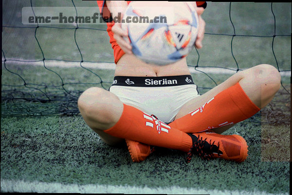 电子记分牌数字局部特写，青柠色数字在深色底上发亮